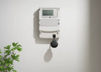 Anker SOLIX P1 Meter aangesloten op de P1-poort van een slimme energiemeter voor realtime energiemeting.