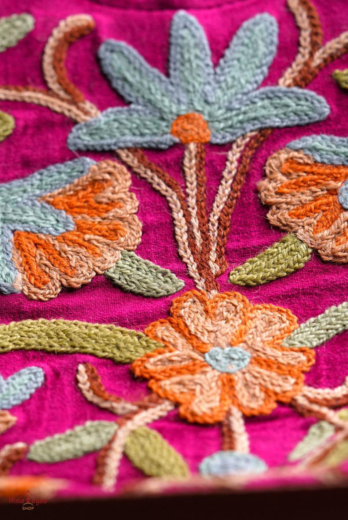 A classic women's tote bag, crafted with beautiful cashmere floral embroidery to give it a chic stylish look.