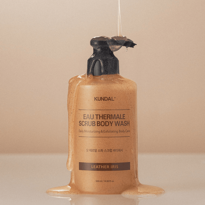 Kundal Eau Thermale Scrub Body Wash Leather Iris 500 ml - Beauty Tribe