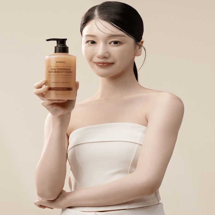 Kundal Eau Thermale Scrub Body Wash Leather Iris 500 ml - Beauty Tribe