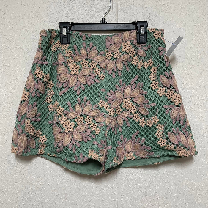 Shorts entro Size Medium